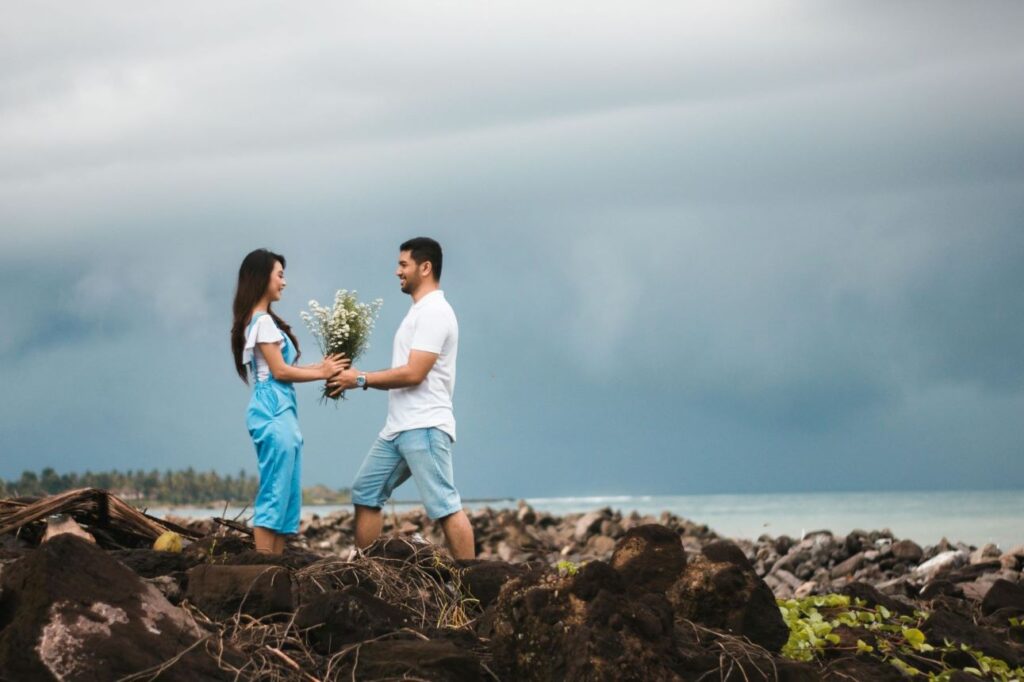 a man propose to woman ang give flowers